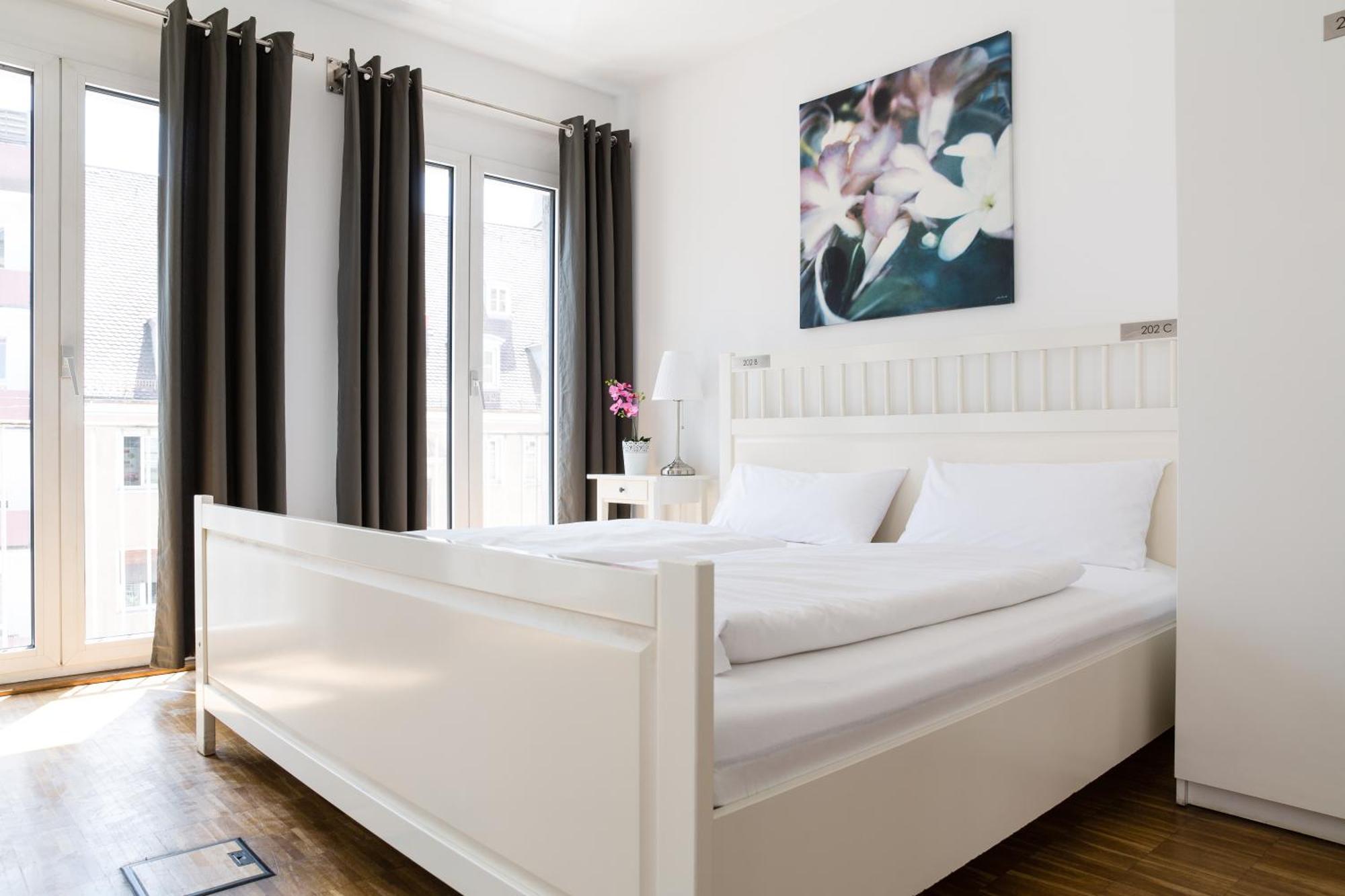 Nonstop Hotel Augsburg - Ubernacht - Hostelhotelhome Экстерьер фото